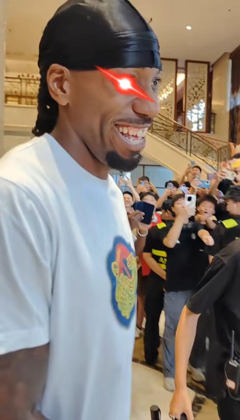 [NBA]这不热巴吗？狂热球迷被好友及时拦截 头巾小卡笑嘻了(图1)