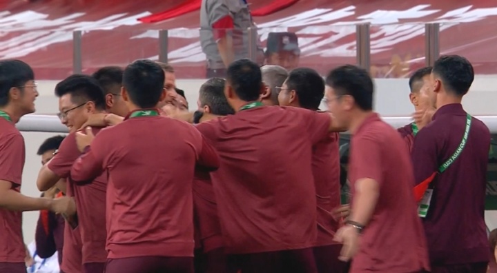 国足U22保证成功晋级U23亚洲杯正赛，教练组在哨响后激动庆祝