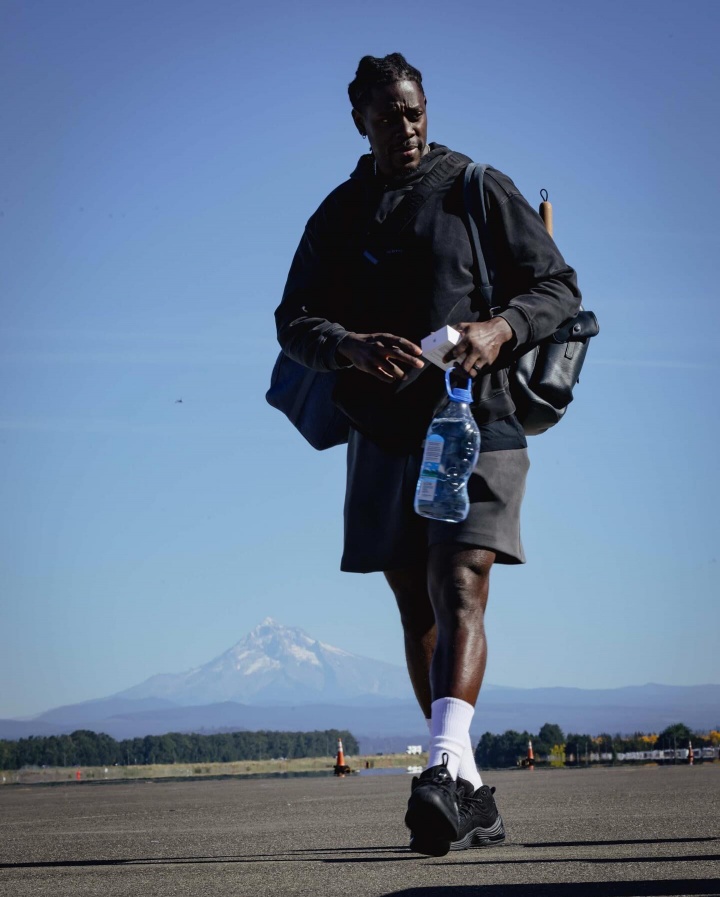 [流言板]埃奇庫姆飛身救球踢破觀眾面部出血，隨后埃奇庫姆擁抱致歉