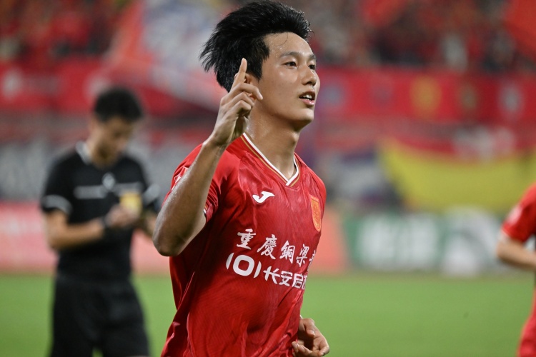 [值得一看]未来可期！21岁重庆队长向余望18球2助率队冲超，中甲射手榜第4！(图1)