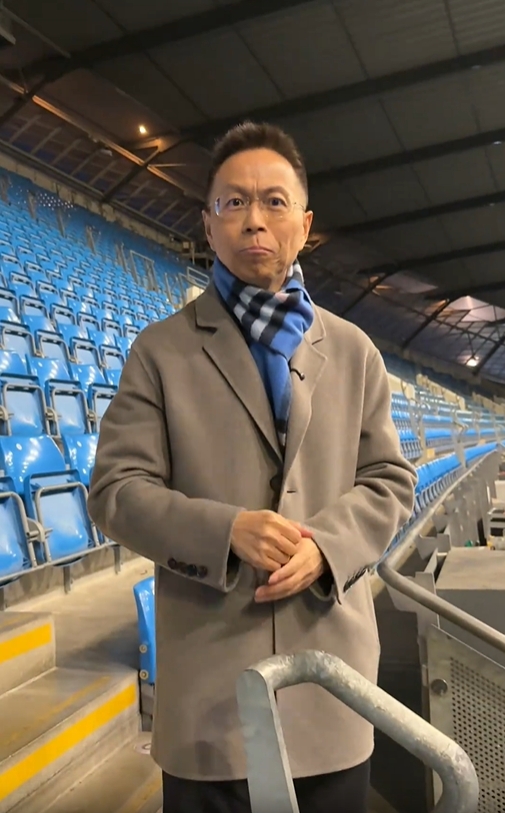 一本正经！詹俊带蓝色围巾：咪咕的待遇比天空电台还要“高”?