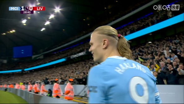 曼城先入一球，哈兰德头球破门，1-0领先利物浦