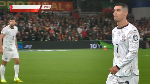 C罗染红！C罗报复性动作肘击对手，裁判查看VAR将他红牌罚下