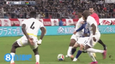 太吓人了?加纳中场与田中碧对抗小腿严重变形，疑似断腿重伤！