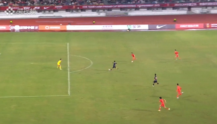 险些酿成大错！徐彬回传失误送对手单刀，金龙鹤趟球过大错失良机