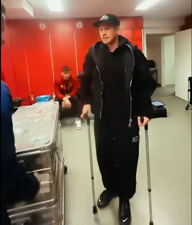 心系球队！比利时取胜即出线，34岁德布劳内拄双拐现身球队更衣室