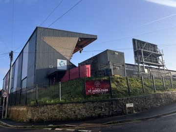 祸不单行！英甲两俱乐部主场接连遭遇火灾，有一例为人为纵火🔥