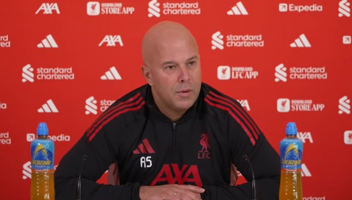 【球迷报道】争冠？斯洛特：我说了很多次目前不考虑这个，和上赛季领跑时一样(图1)