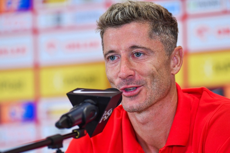 莱万传记作者：莱万年轻时很瘦小像卡通人物，我认为他有自卑情结