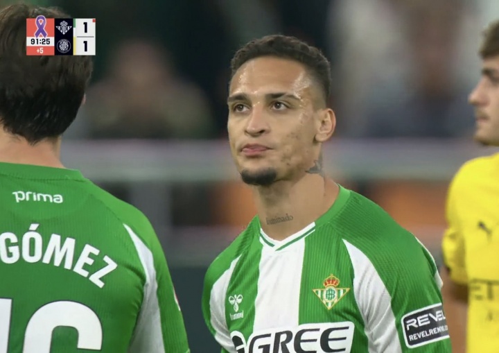 爆头！安东尼倒勾动作正中对手头部，第90分钟被直红罚下