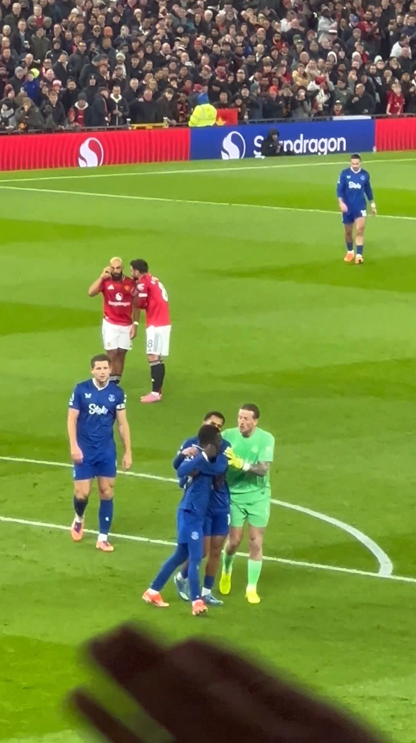 没打够？盖耶染红情绪激动，队友抱住安抚，盖耶仍挥拳似乎要打人