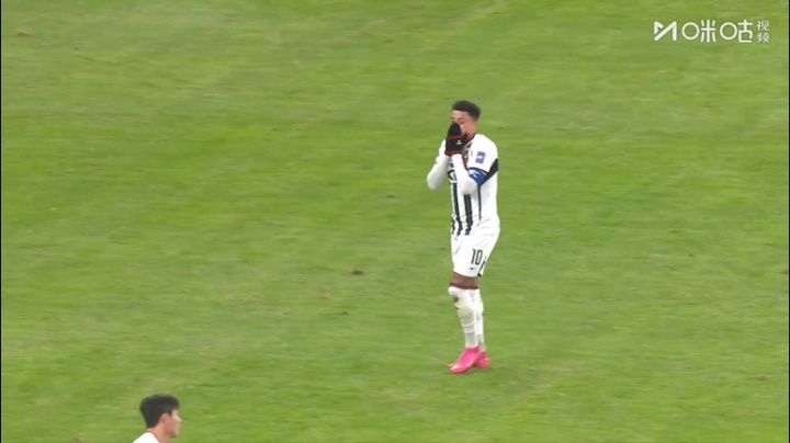 林皇白庆祝了！首尔外援禁区内无人防守打飞，林加德捂脸不敢相信