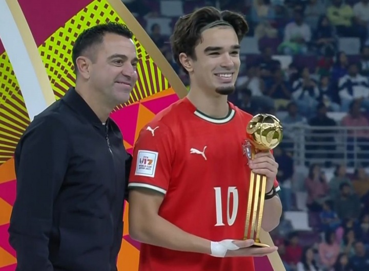 哈维颁奖！葡萄牙中场马特乌斯·米德斩获U17世界杯金球奖