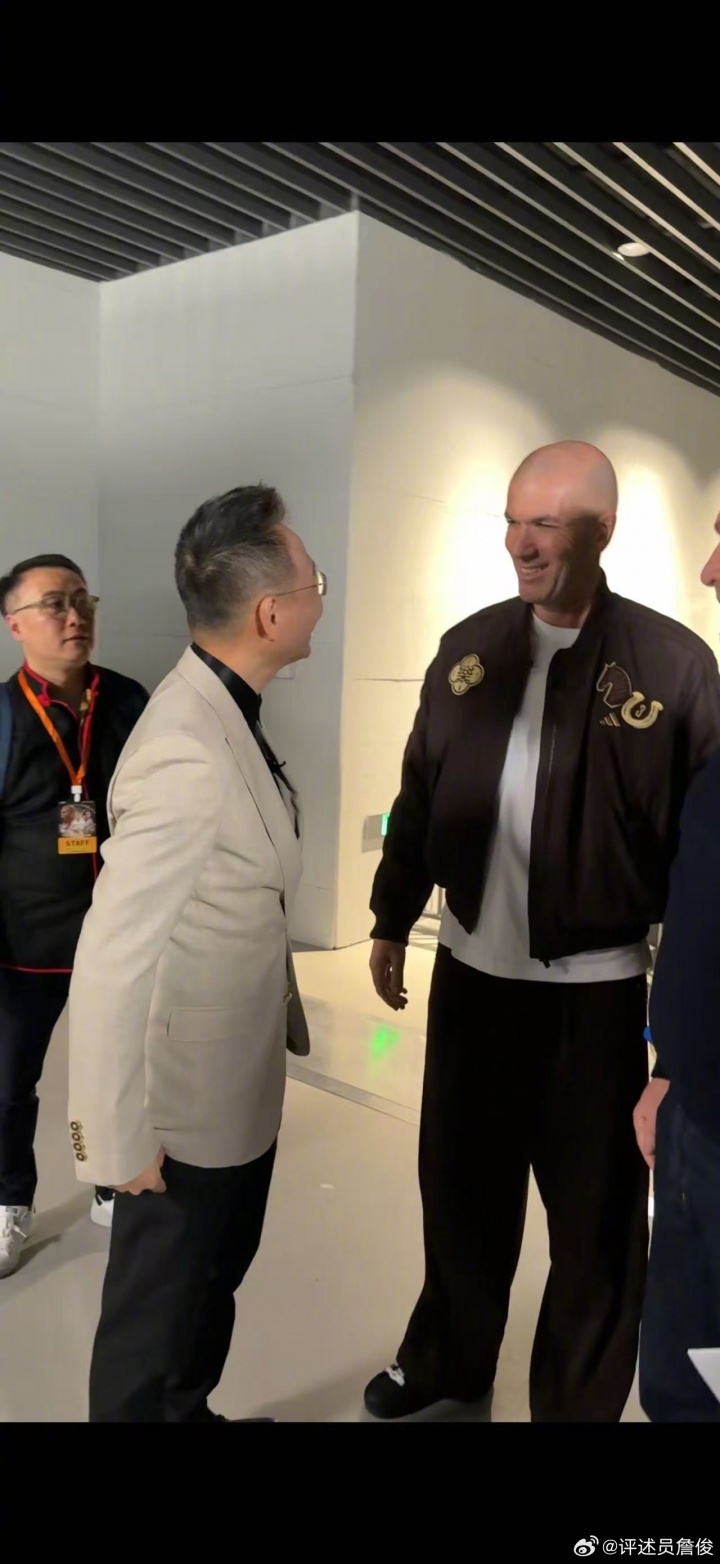 詹俊：与齐达内就近期足坛热点话题，进行了短暂而热烈的交流😁