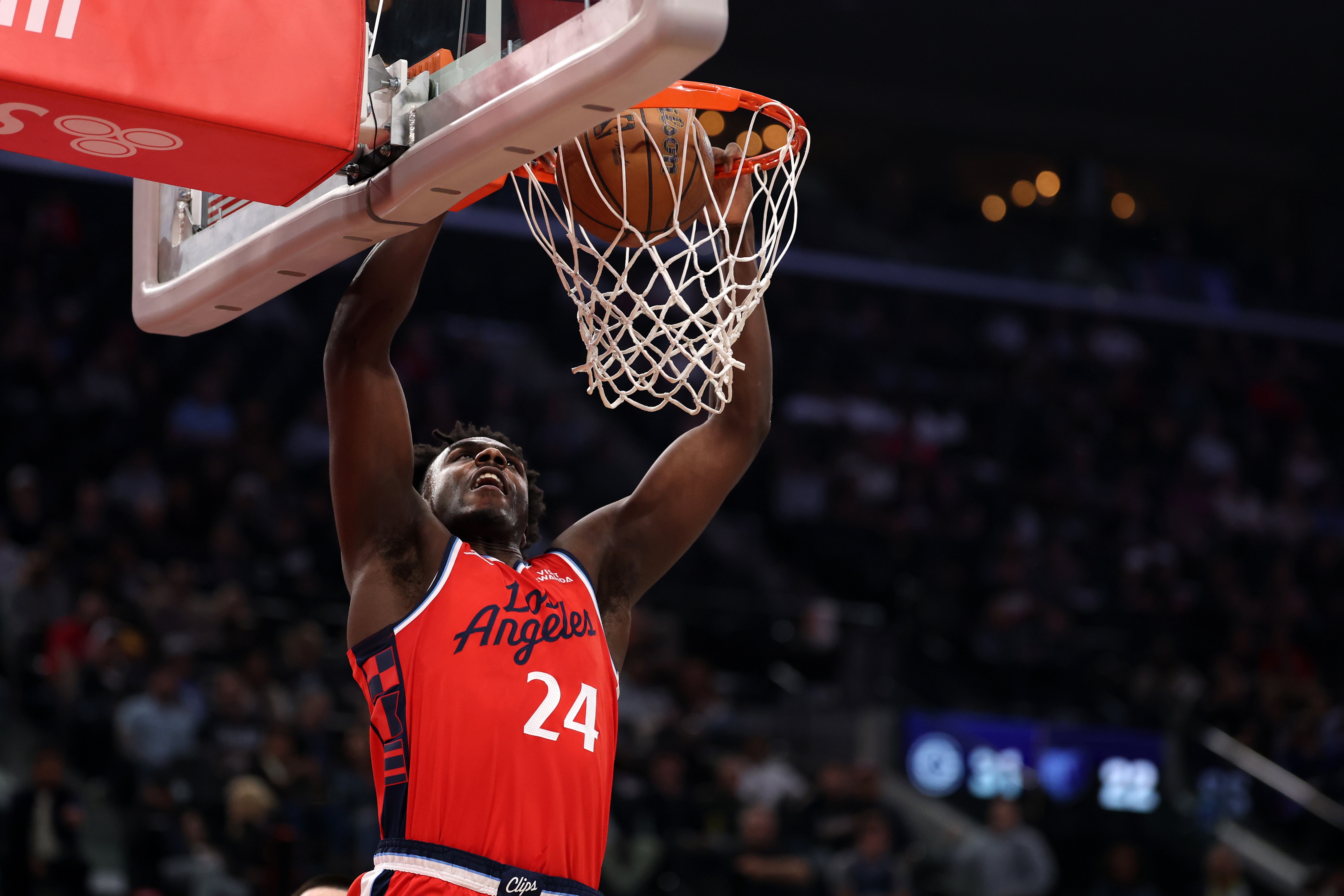 [体育通报]辜负球队信任！科比·布朗全场10中2&三分8中1