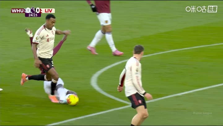 赫拉芬贝赫禁区外被铲倒，主裁示意没犯规比赛继续