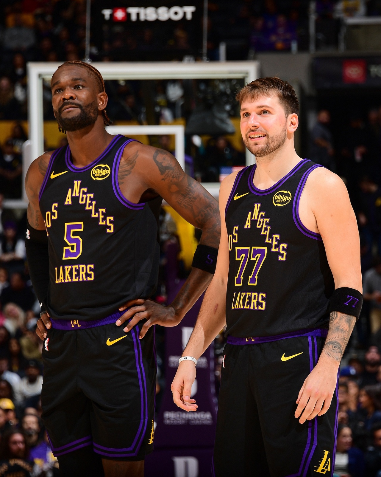 [新闻简讯]这篮板该算谁的？东契奇40+三双就差一个板 官方将点抢算给了艾顿(图1)