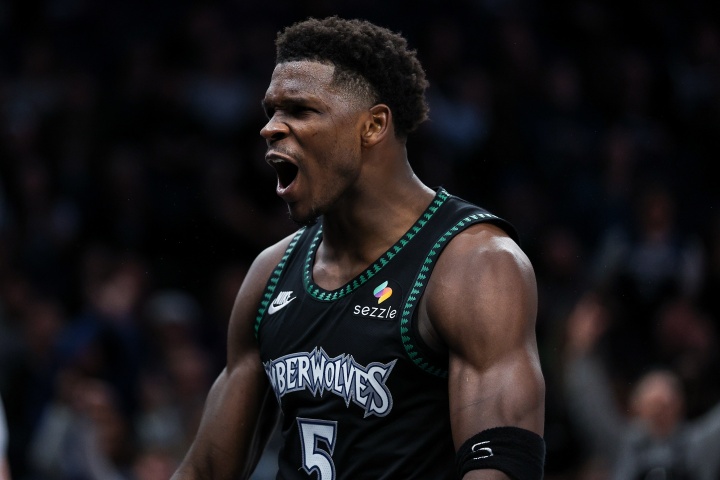 【体坛热评】制胜三分+血帽面断S⬇️GA⚾！爱德华兹26分1