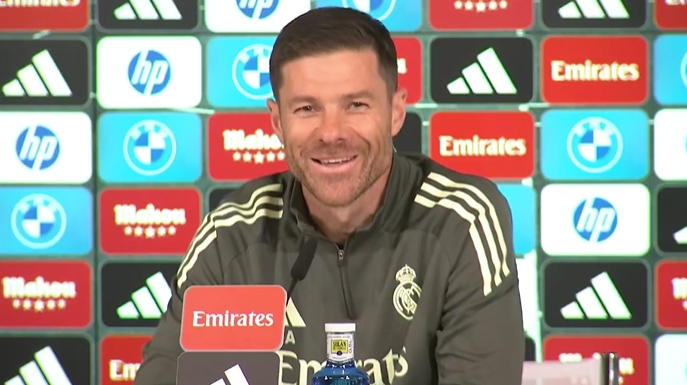 轻松一刻😁皇马发布会响起碰碰车音乐，紧绷的阿隆索终于笑了