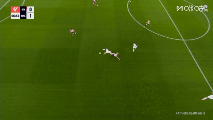 戏耍！姆巴佩卸球转身摆脱+变向过人射门，对手上手+放铲都没拦住