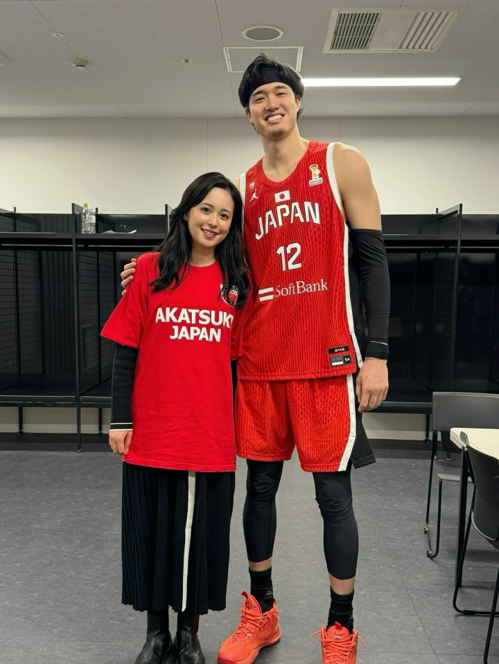 [体育风云]夫人又变美了渡边雄太妻子晒照 男篮世预赛现场⬅️