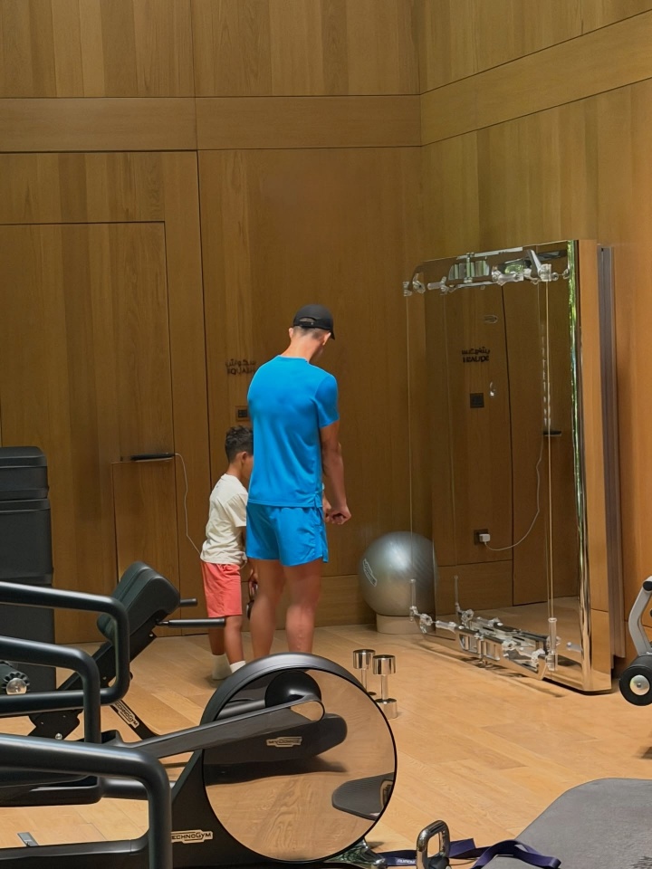 😍C罗一家海边度假，乔治娜身着红色比基尼沙滩跳跃秀性感身材