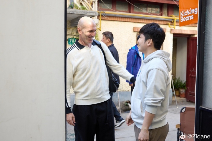 [热门观察]勾肩搭背齐达内与樊振东合影：见到位❗优秀年轻人，⚾球打得可以(图2)