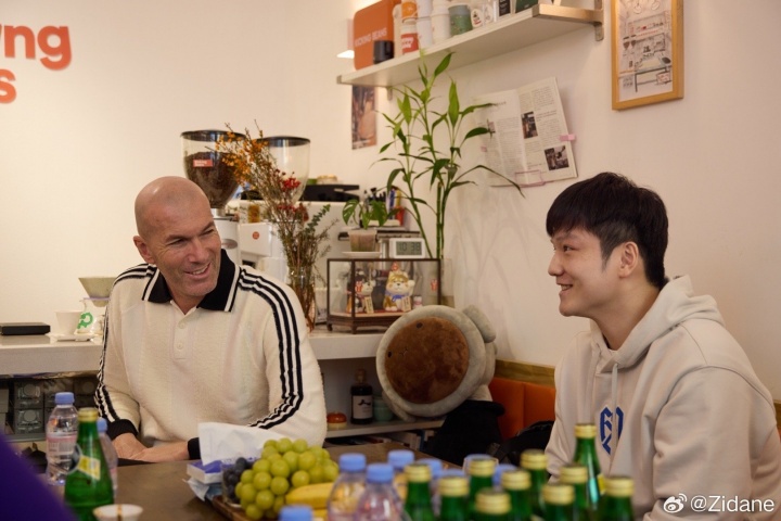 [热门观察]勾肩搭背齐达内与樊振东合影：见到位❗优秀年轻人，⚾球打得可以(图3)