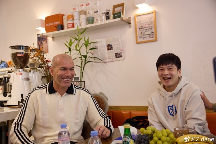[热门观察]勾肩搭背齐达内与樊振东合影：见到位❗优秀年轻人，⚾球打得可以(图4)