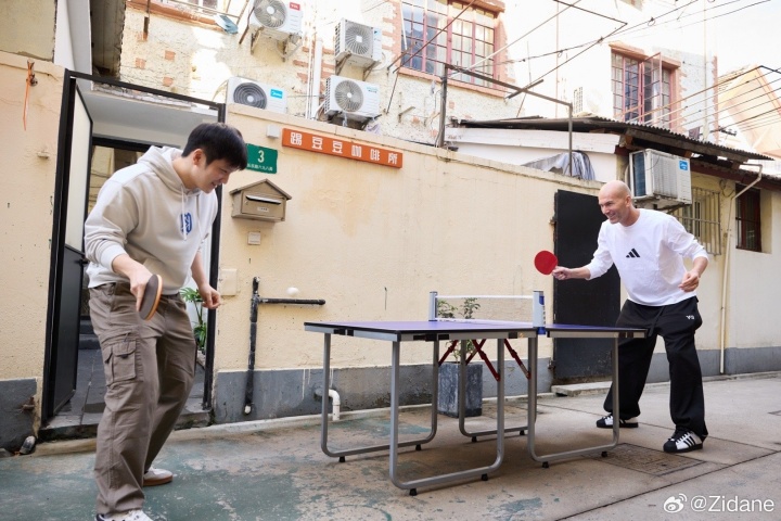 [热门观察]勾肩搭背齐达内与樊振东合影：见到位❗优秀年轻人，⚾球打得可以(图5)