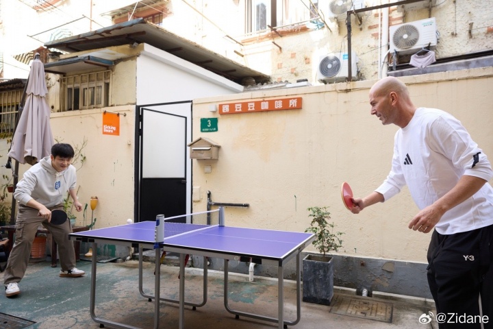[热门观察]勾肩搭背齐达内与樊振东合影：见到位❗优秀年轻人，⚾球打得可以(图6)