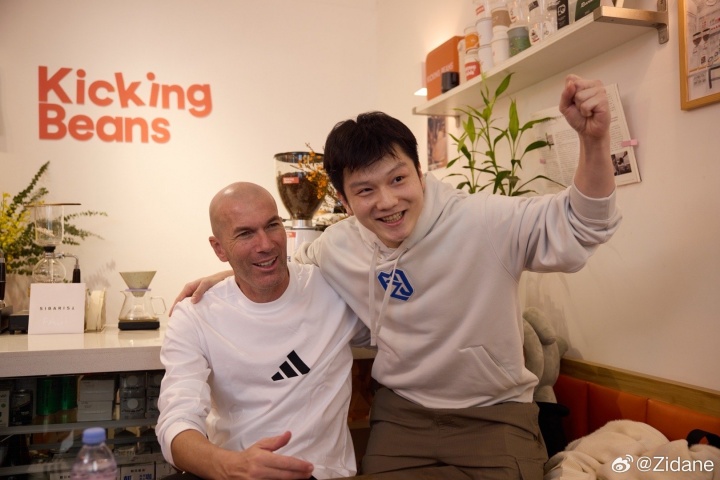 [热门观察]勾肩搭背齐达内与樊振东合影：见到位❗优秀年轻人，⚾球打得可以(图8)