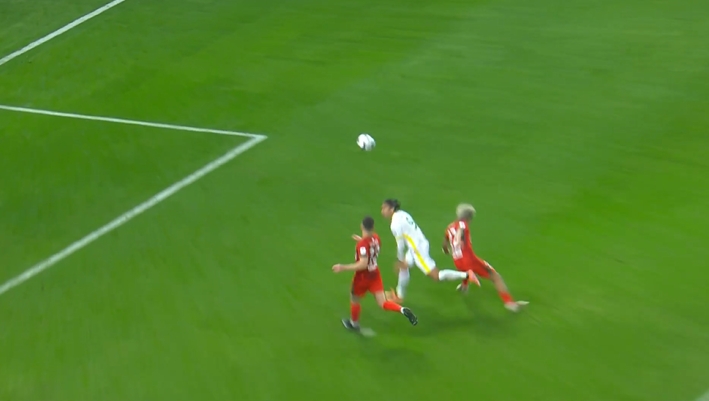 王国明两连扑VAR判重罚！张玉宁造点，法比奥点射被扑+补射再被扑