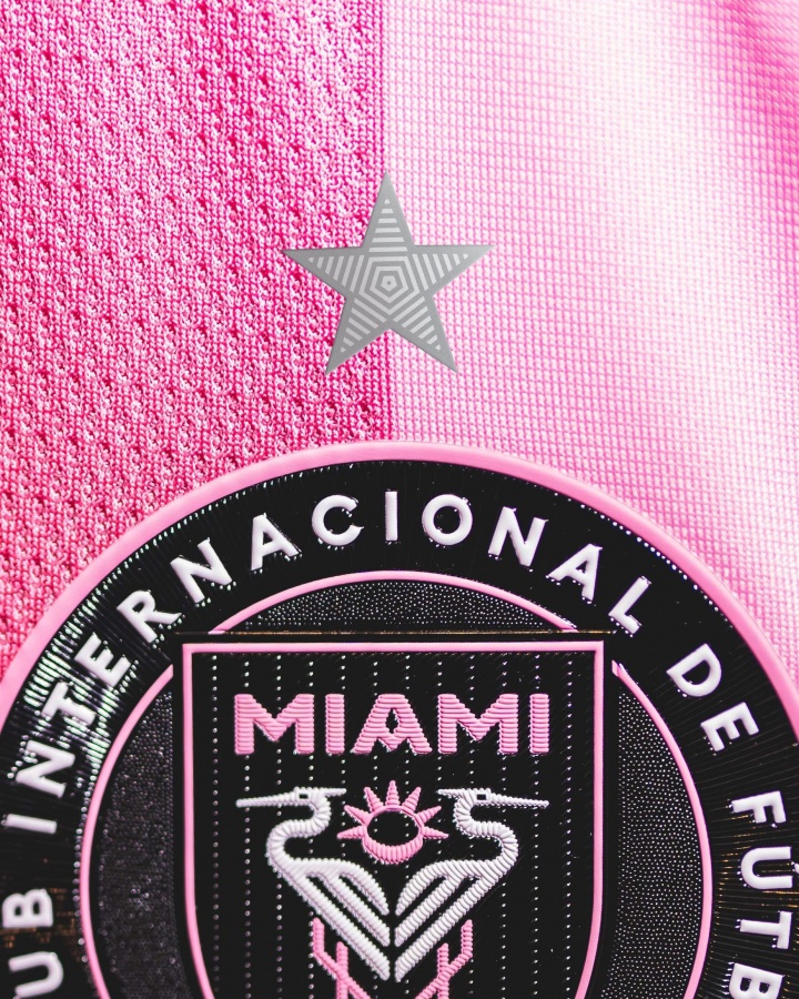成立不到10年！迈阿密国际夺得队史首个总冠军，队徽加上一颗星⭐