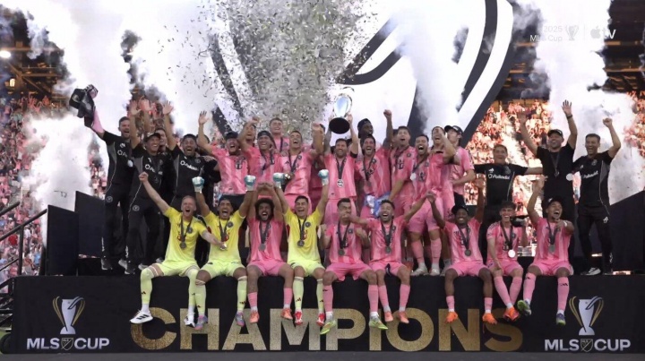 【捧杯时刻】🏆梅西捧起美职联总冠军奖杯，全队欢呼庆祝🎉