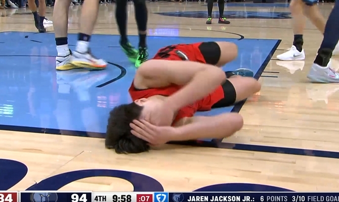 【最新公告】杨瀚森遭遇包夹被埃迪打到面部⬆️痛苦倒地 在➡️地上躺了半天没起来(图4)