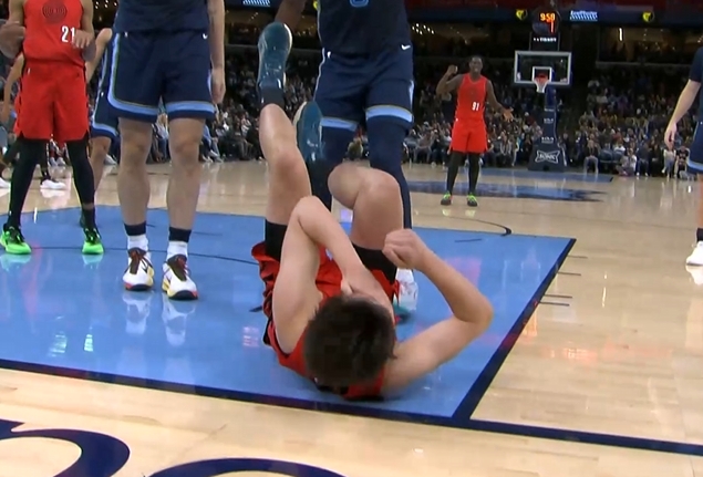 【最新公告】杨瀚森遭遇包夹被埃迪打到面部⬆️痛苦倒地 在➡️地上躺了半天没起来(图5)