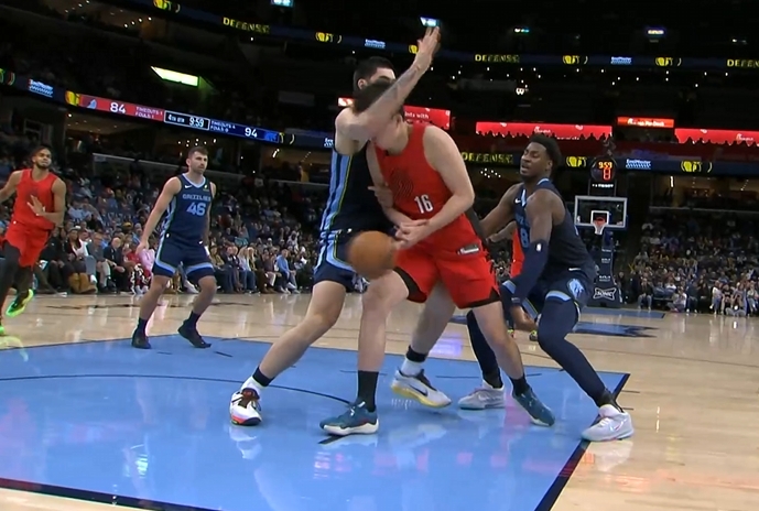 【最新公告】杨瀚森遭遇包夹被埃迪打到面部⬆️痛苦倒地 在➡️地上躺了半天没起来(图2)