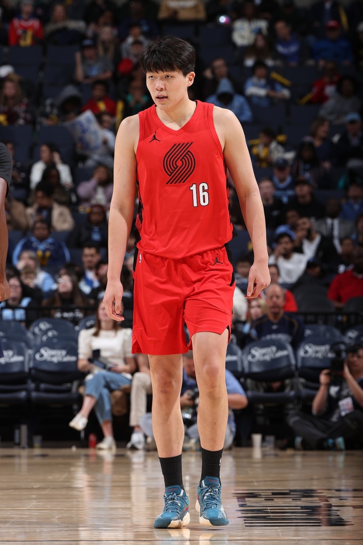 【赛场速递】转身暴扣亮眼！杨瀚森生涯首次首发拿4⚾⬅️分5板2助&上⬆️半场遭犯规麻烦(图1)
