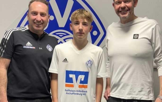 0元购！3年前14岁卡尔自由身加盟拜仁，去年在U17梯队18场造38球