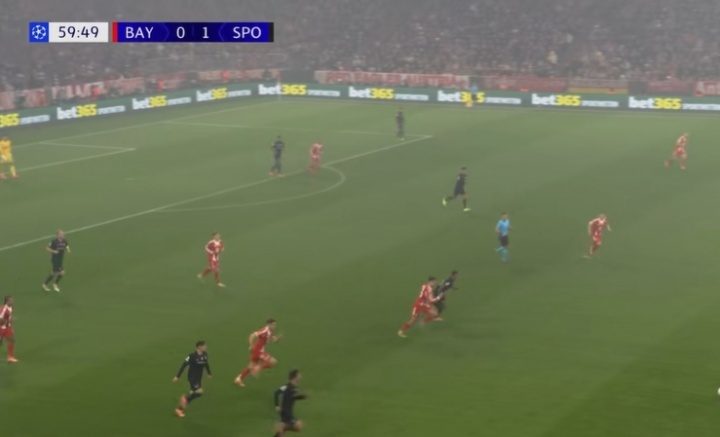 我是谁我在哪🌫️拜仁下半场烟雾弥漫犹如仙境，烟飘了十多分钟