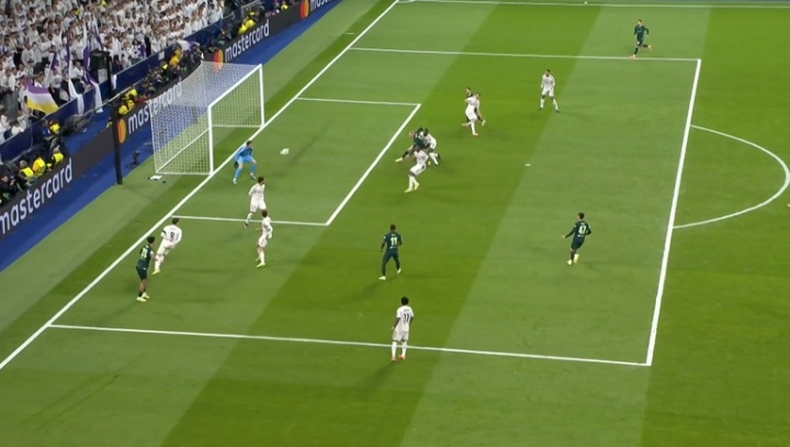 哈兰德禁区内遭吕迪格拉拽倒地，VAR介入判点