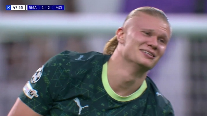 太痛了！哈兰德裆部被皮球击中，倒在地上表情十分痛苦