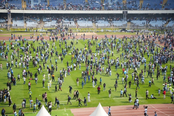 [球迷报道]大批球迷冲场！印媒：因管理混乱+安全原因 梅西被