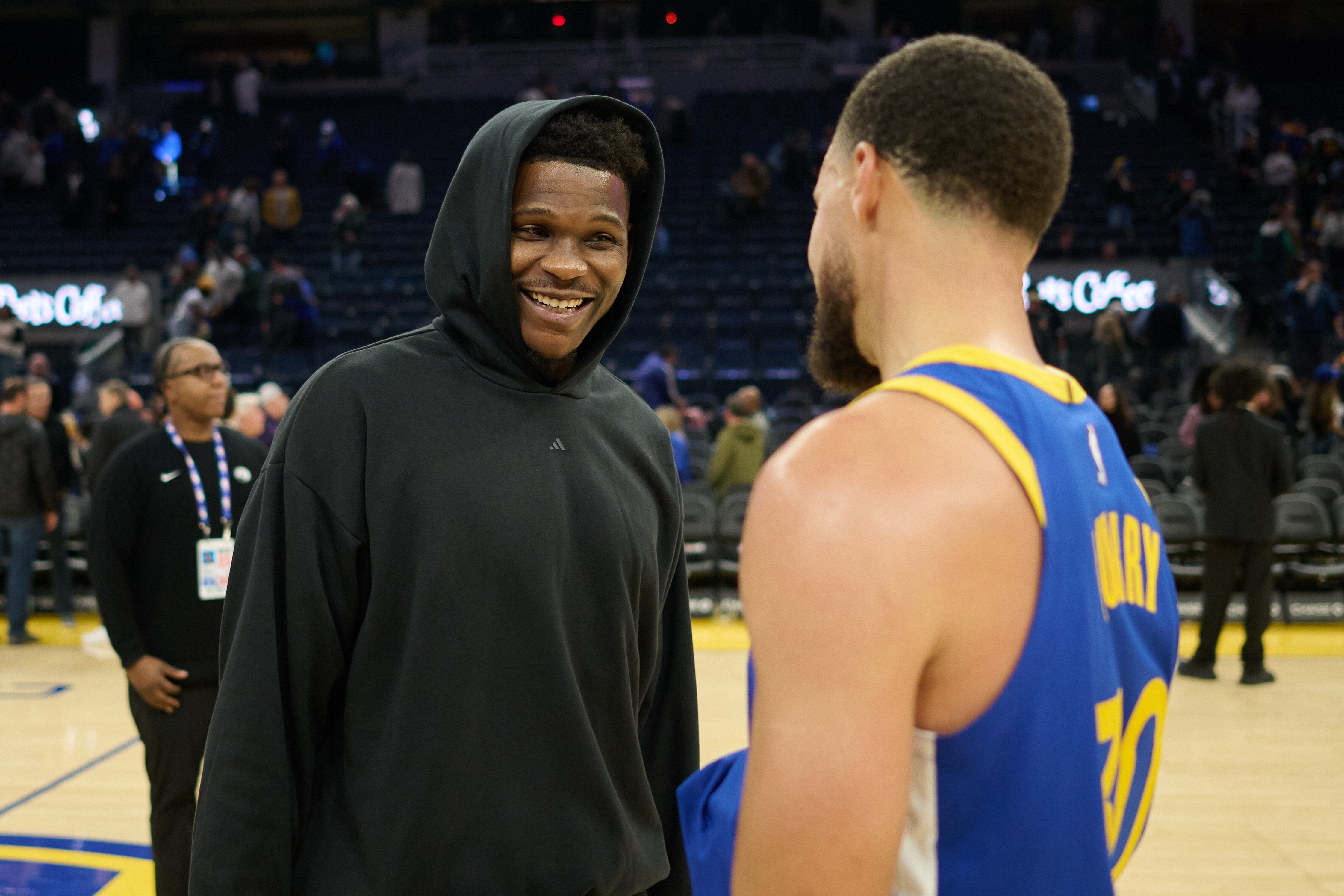 [体育资讯]“密谋”什么好事？库里和爱德华兹赛后拥抱热聊