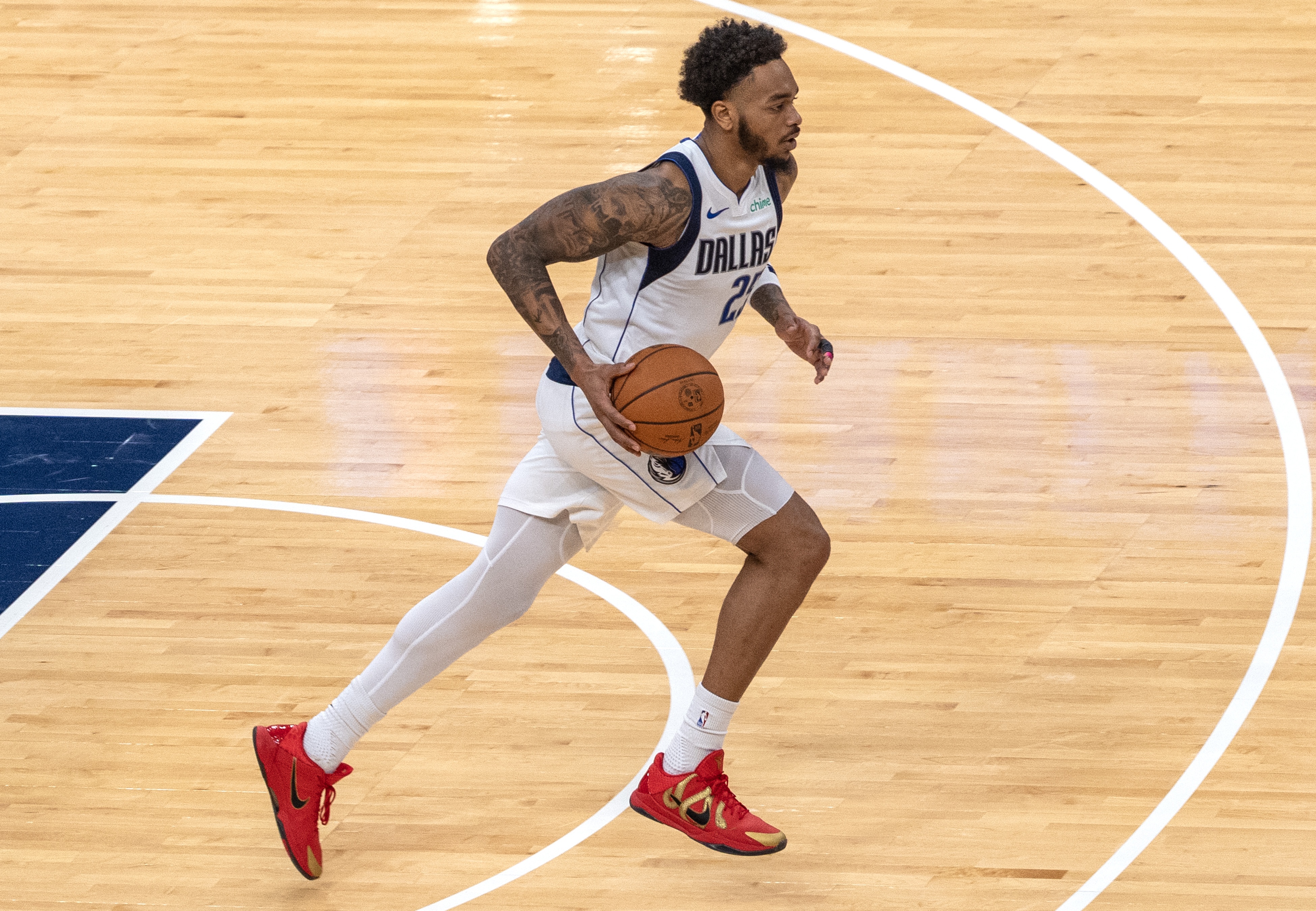 場均14.7分7.4籃板！PJ·華盛頓因右腳踝扭傷今天缺戰(zhàn)國王