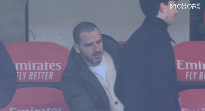 许久未见！前米兰球员博努奇来到米兰主场观战