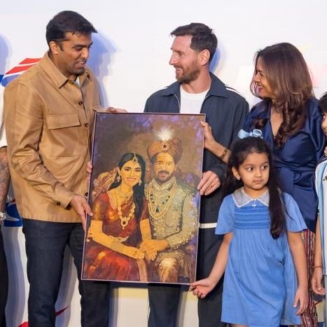 像吗？梅西在孟买参加活动，获赠自己和安东内拉的印度风格画像