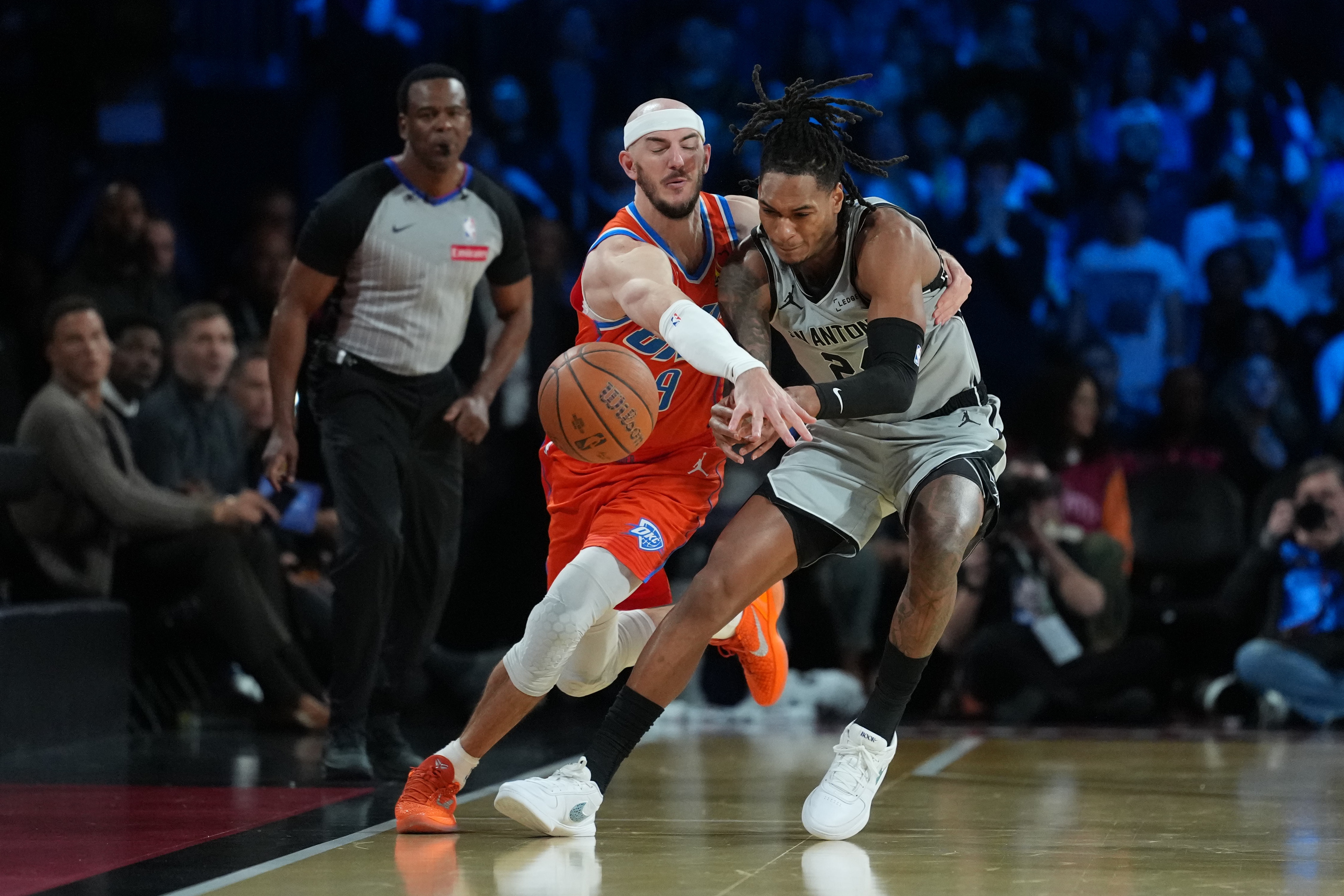 【精彩资讯】记者：雷霆多名球员有游走于犯规边缘的防守能力 具