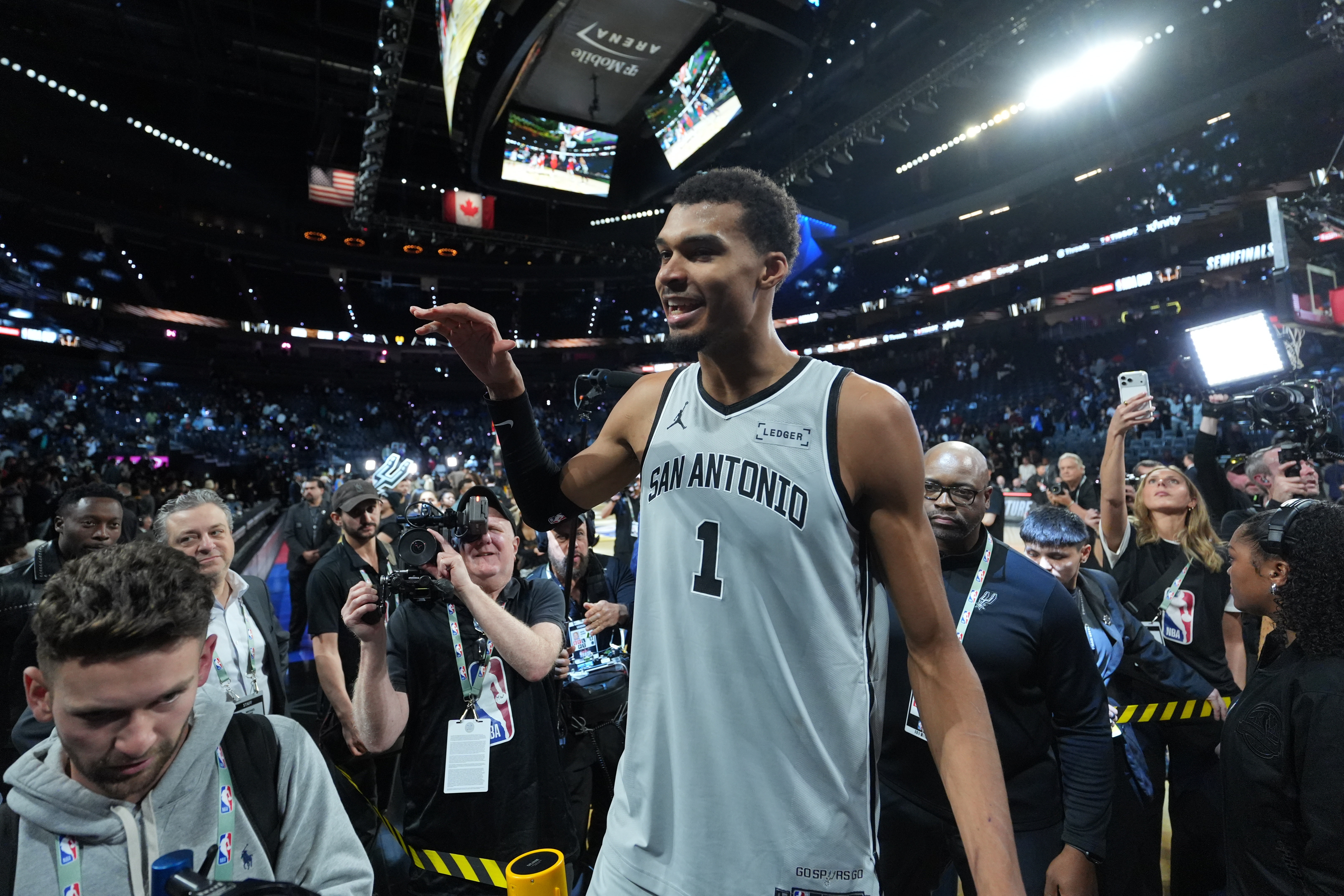 【体育观察】一物降一物！文班21分钟正负值+21 一个人禁区